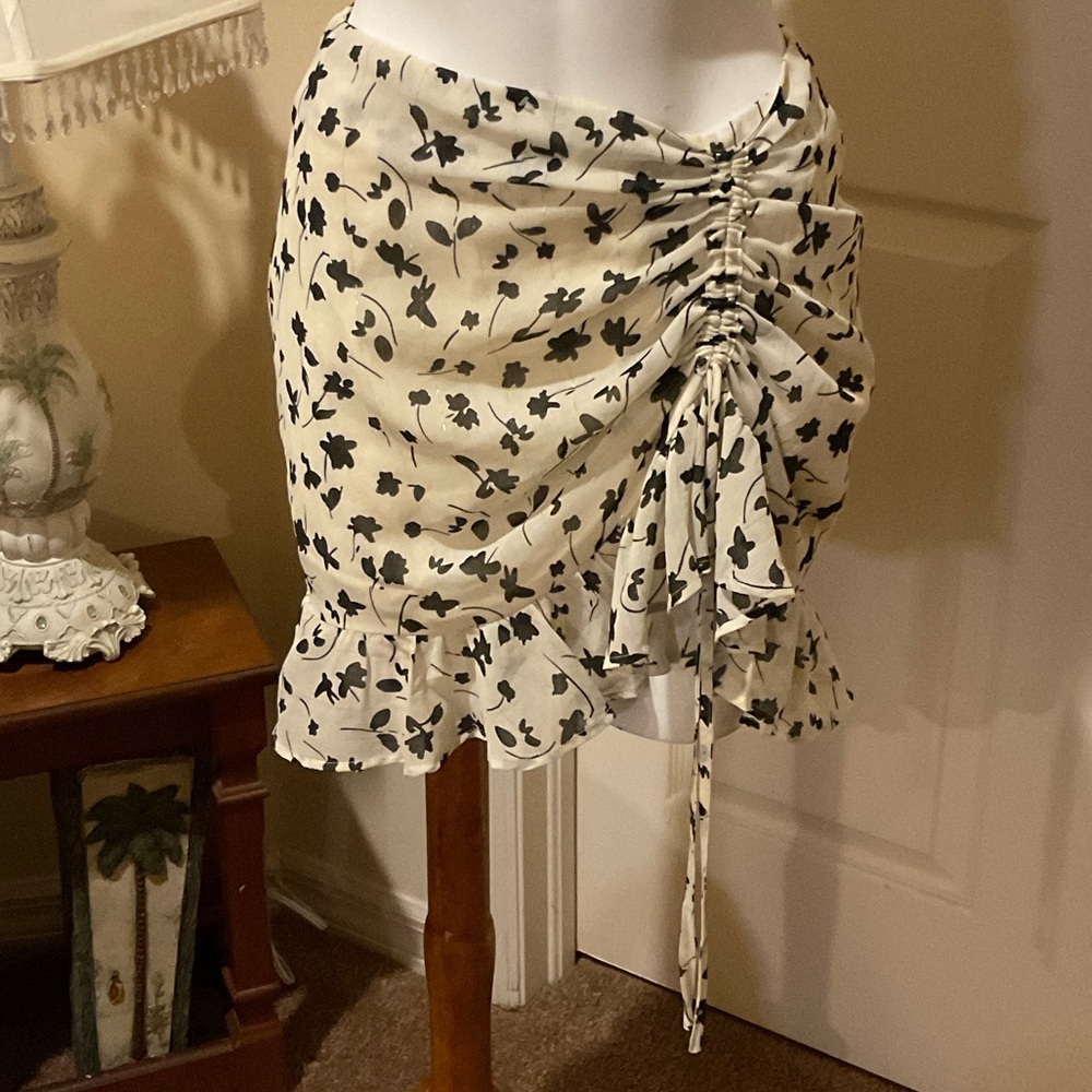 Lulu's Cream Mini Skirt with Black Floral Print & Ruching tie. NWOT Small